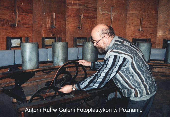 Antoni Rut w środku fotoplastykonu